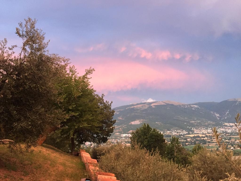 Casale Degli Ulivi Villa Gualdo Tadino Luaran gambar